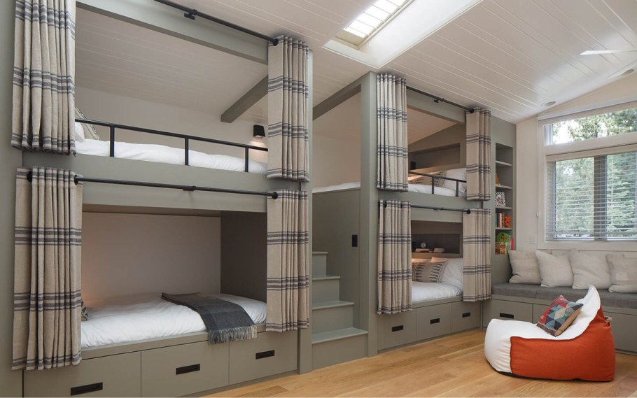 Двухъярусная спальня в доме