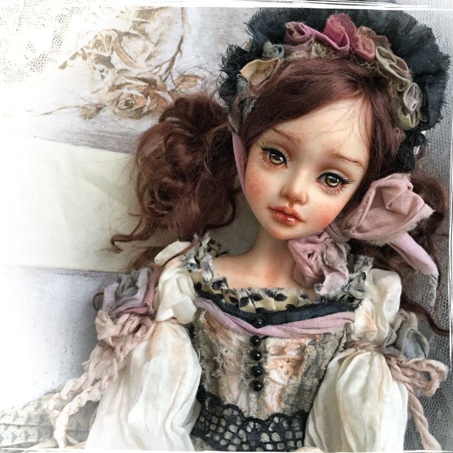 Кукла фарфоровая