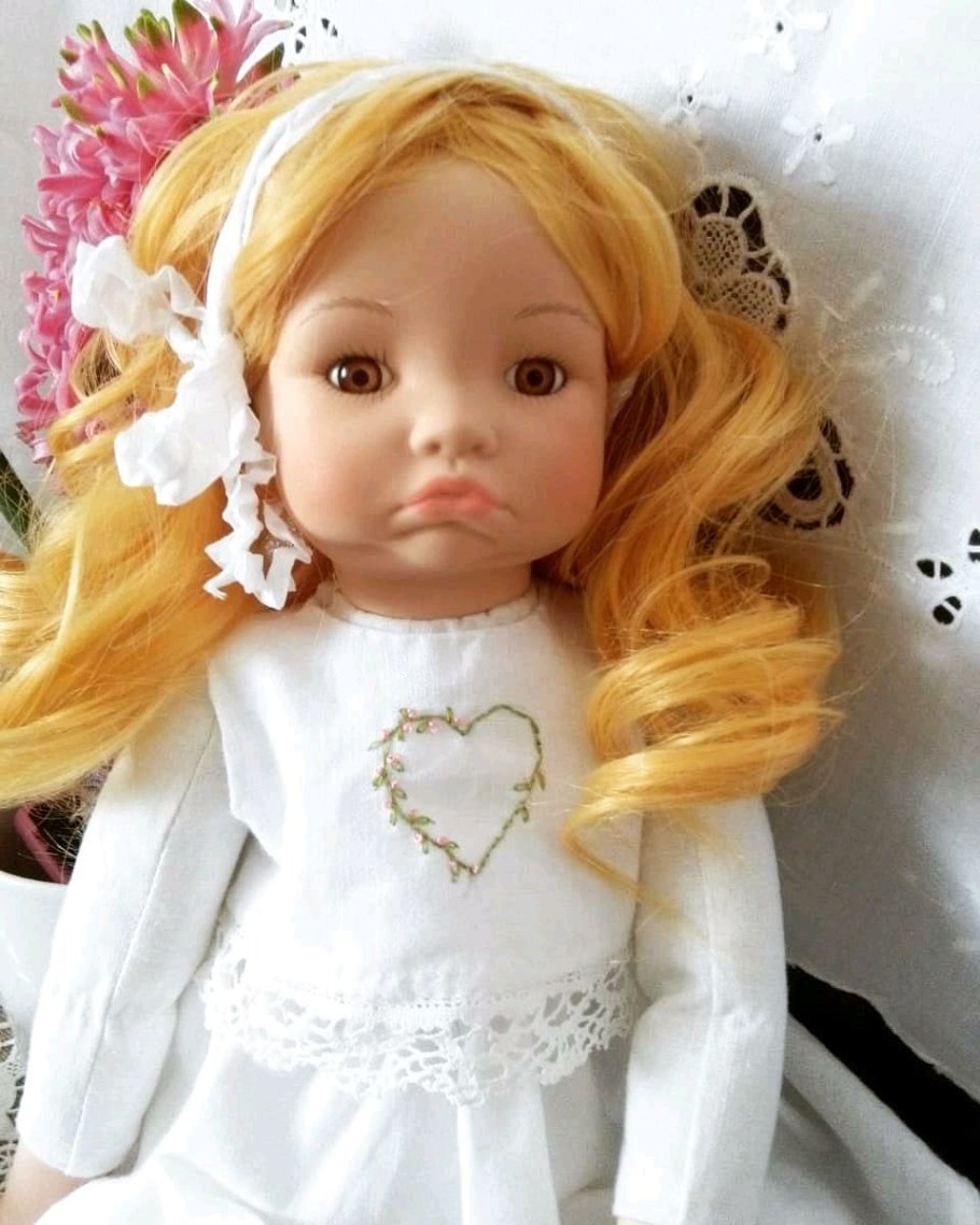 Фарфоровая кукла на подставке