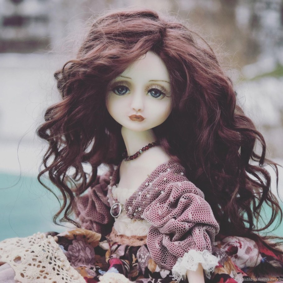 Фарфоровая кукла в кремовом платье