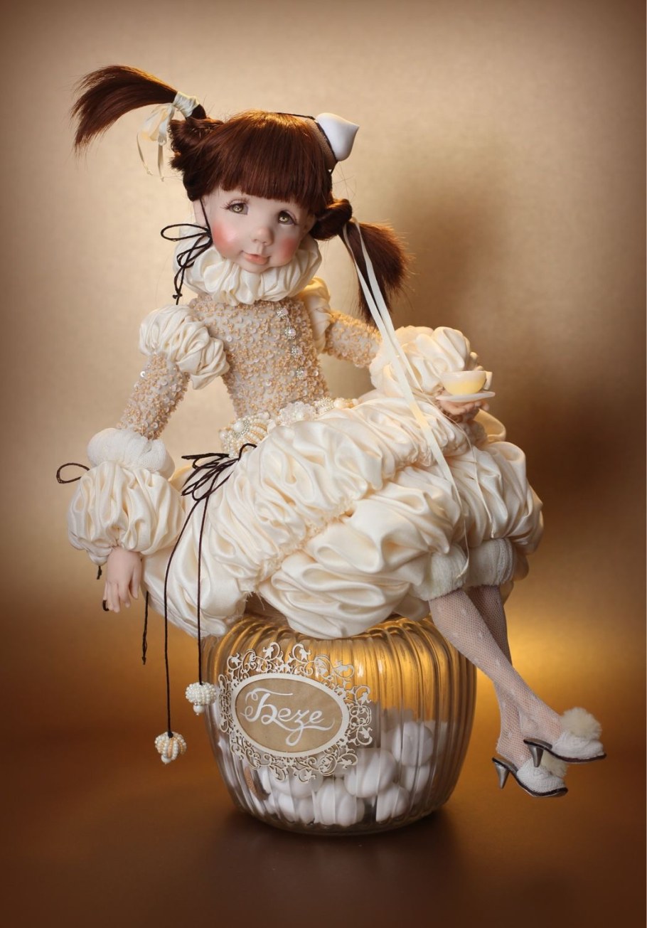 Фарфоровая кукла ретро