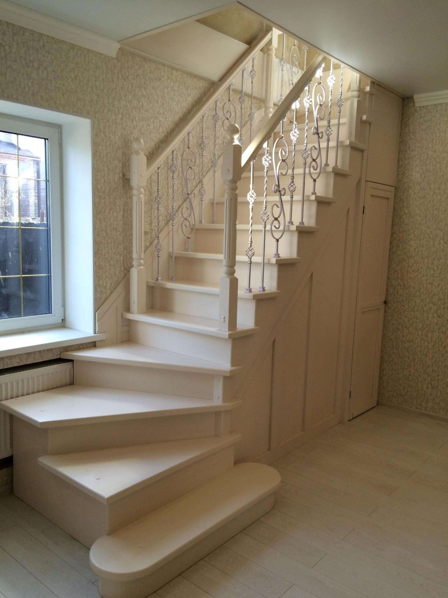 Лестница с забежными ступенями с поворотом на 90