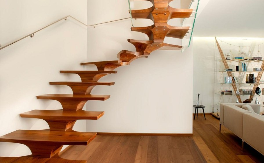 Поворотная лестница с забежными ступенями