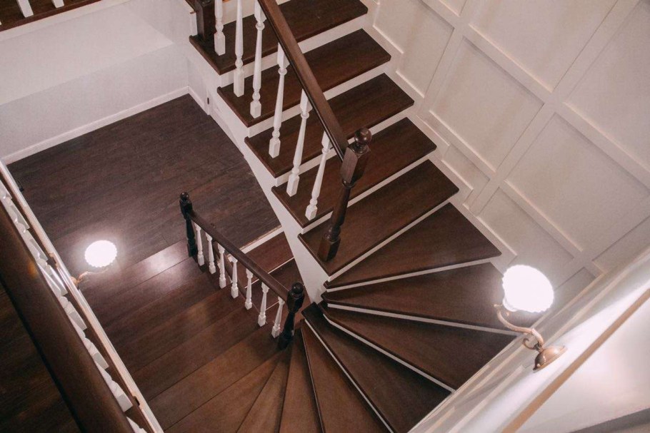 Лестницы с забежными ступенями и подсветкой