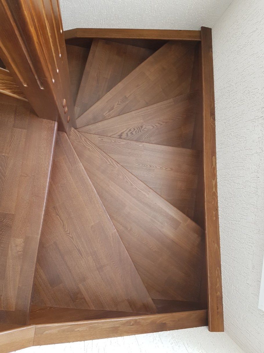 Лестница с забежными ступенями на 180