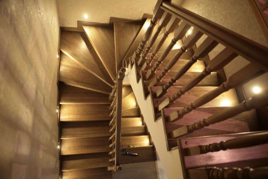 Лестница на монокосоуре с забежными ступенями на 180 градусов