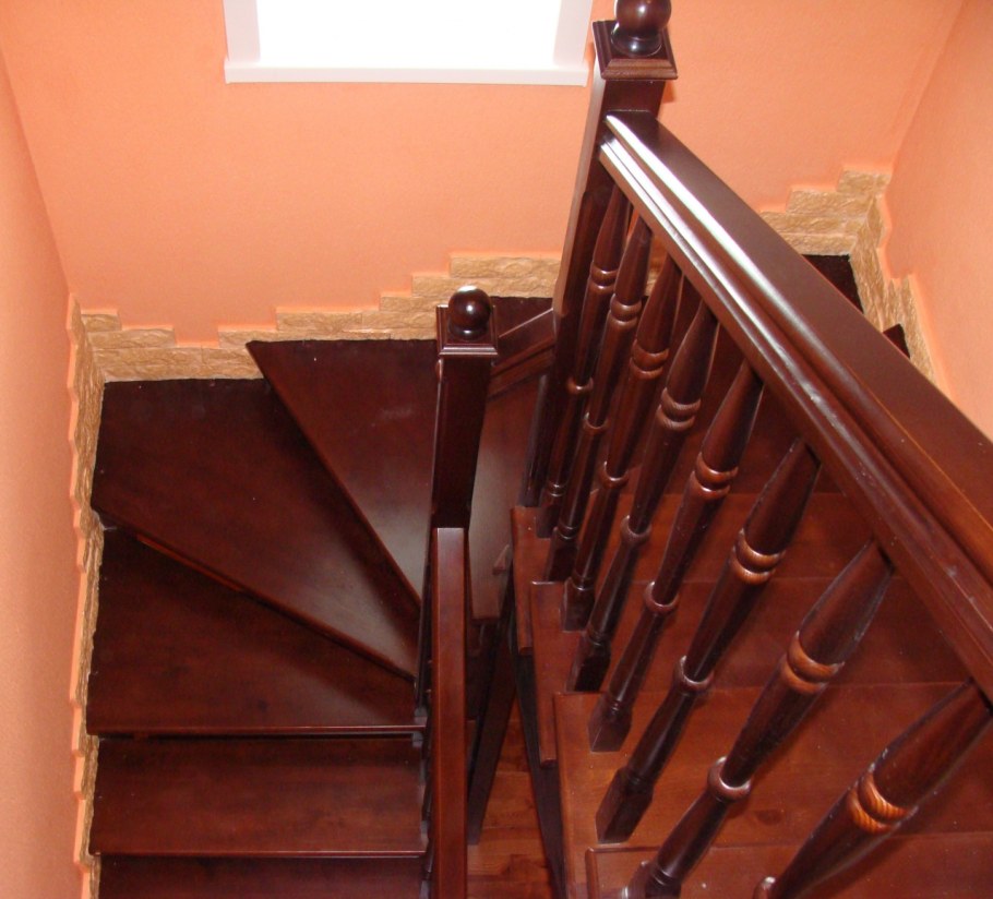 Отделка лестницы с забежными ступенями