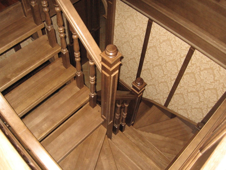 Модульная лестница с забежными ступенями