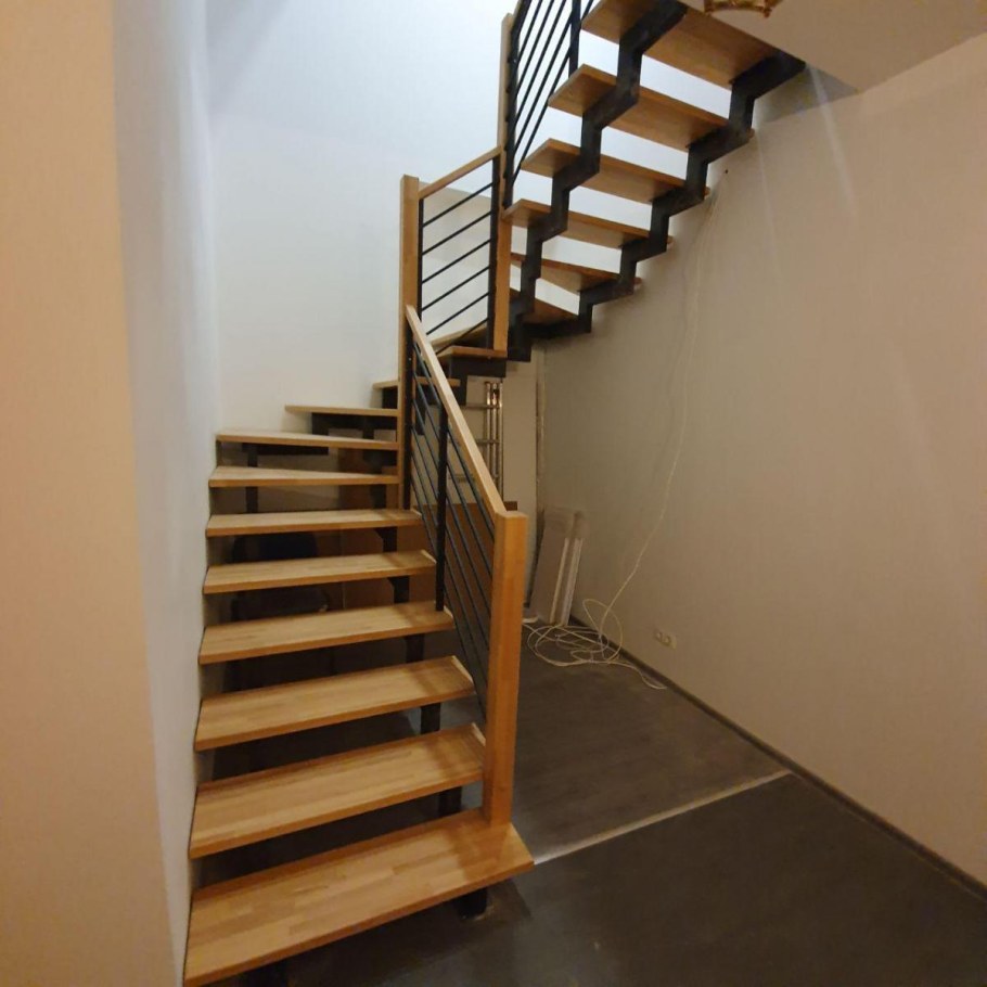 Лестница на второй этаж деревянная с забежными ступенями