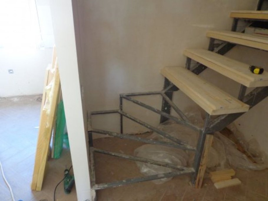 Лестница металлокаркас поворотная 180 с забежными ступенями