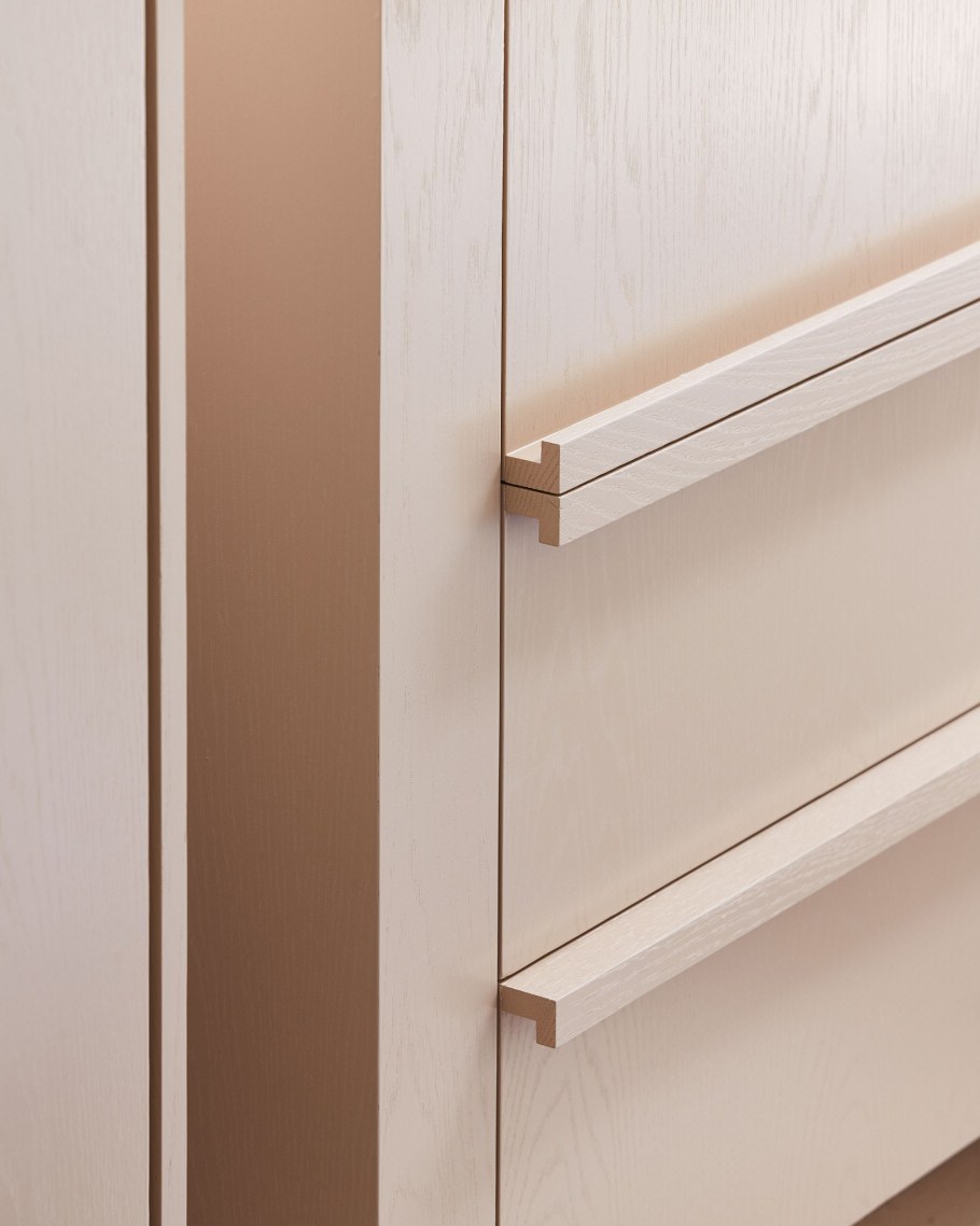 Современные распашные шкафы в прихожую