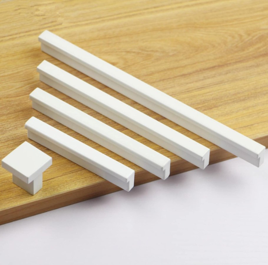 Комод с деревянными ручками