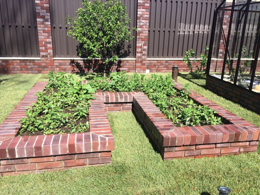 Бордюры для грядок из кирпича
