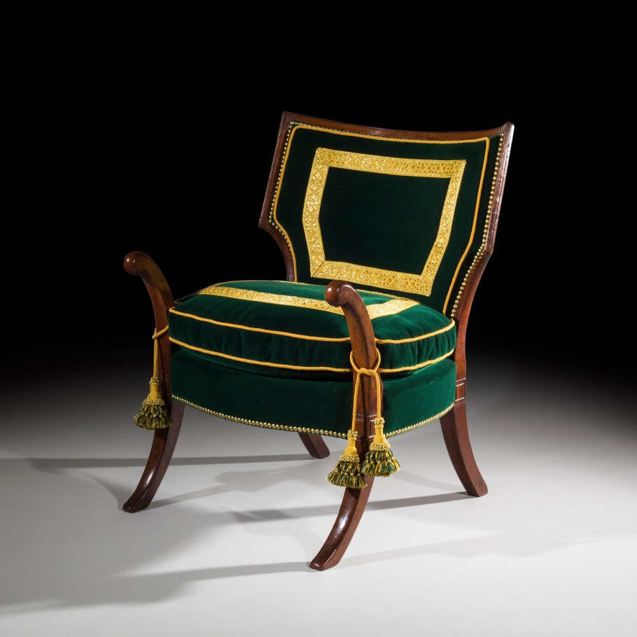 Деревянный стул с круглой спинкой и гнутыми ножками