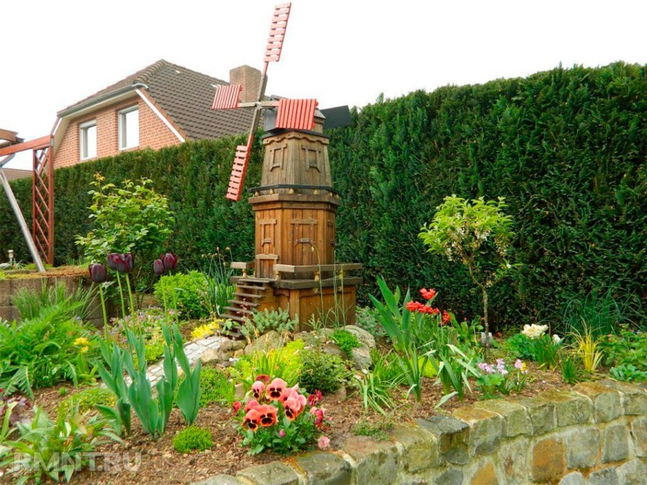 Декоративная мельница на садовом участке