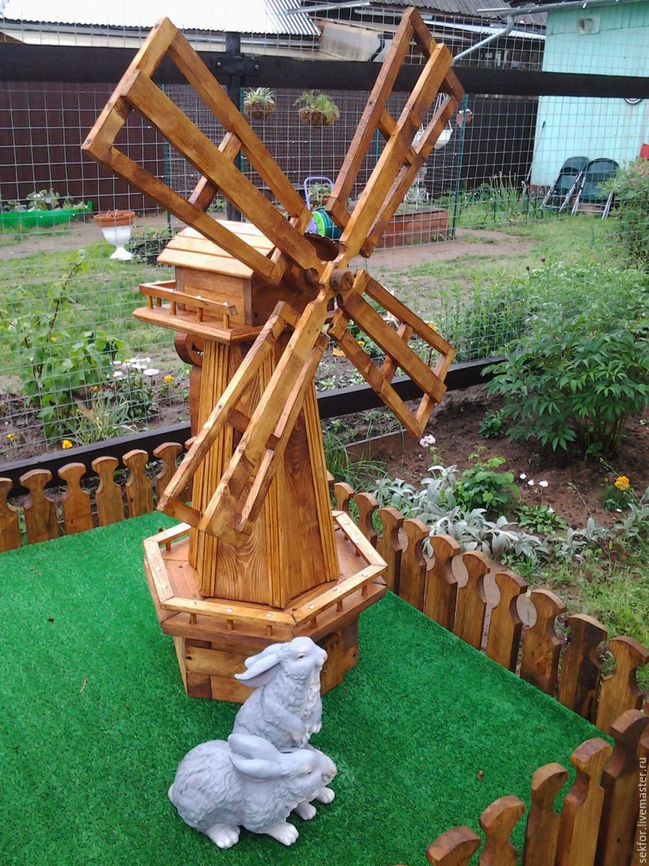 Клумба с мельницей