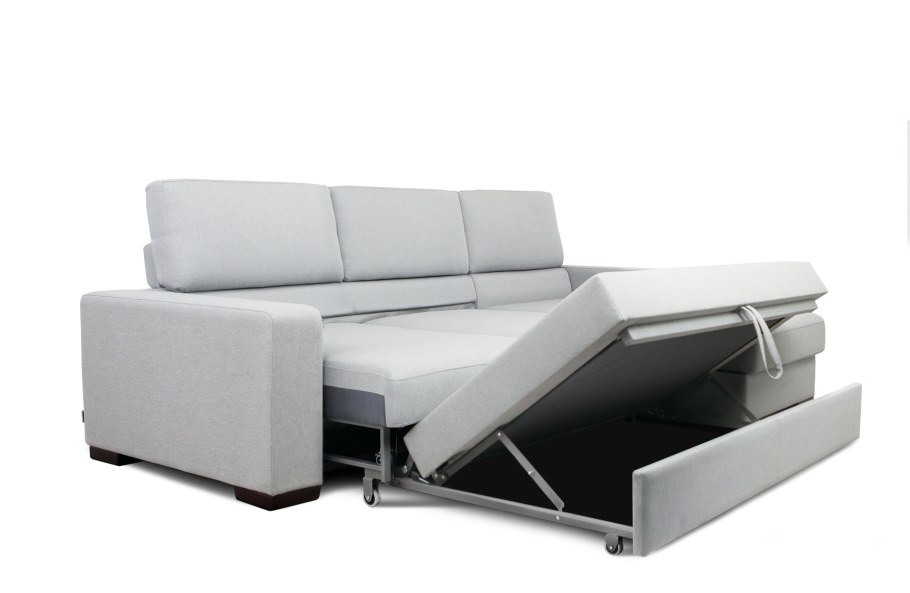 Широкий диван с подушками