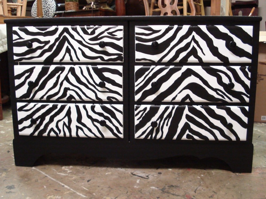 Декор мебели под зебру