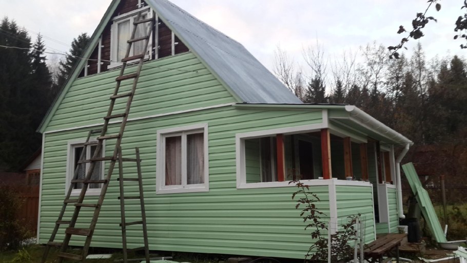 Дача с мансардой обшитая сайдингом