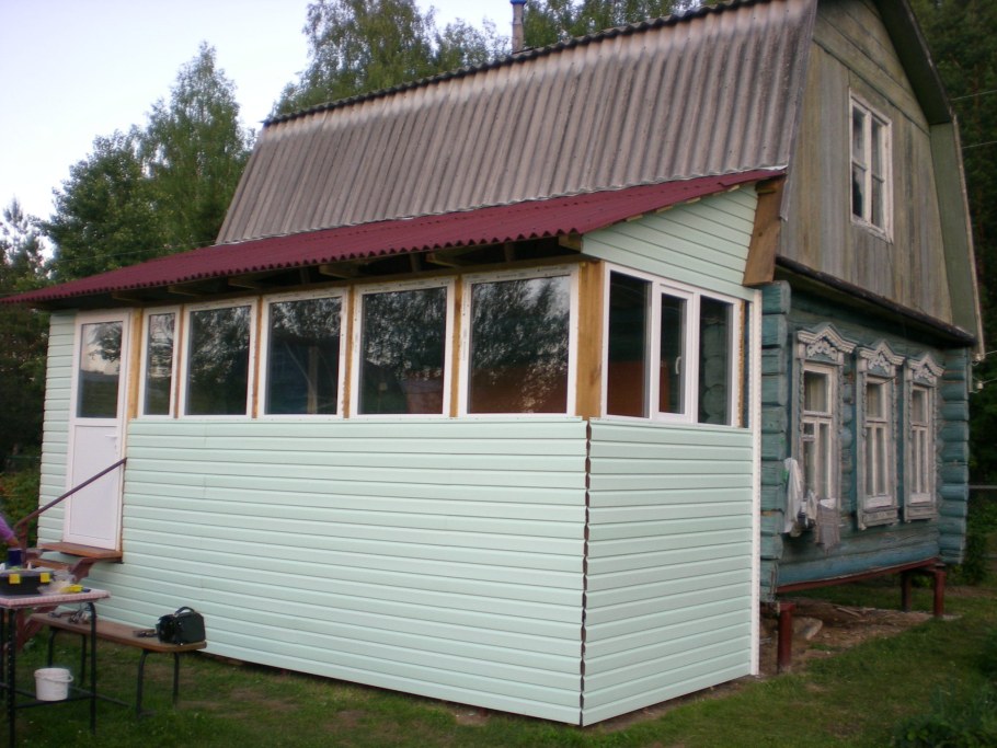 Обшивка веранды сайдингом