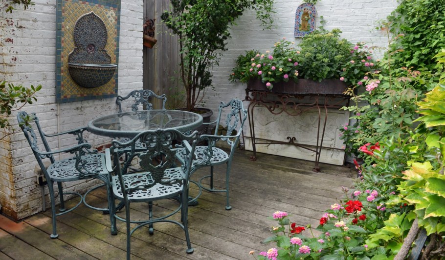 Кованая мебель для садового участка в интерьере
