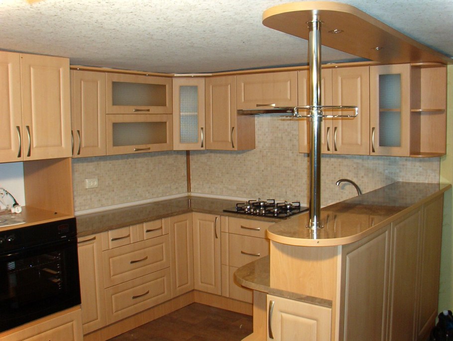 Угловая кухня с барной стойкой