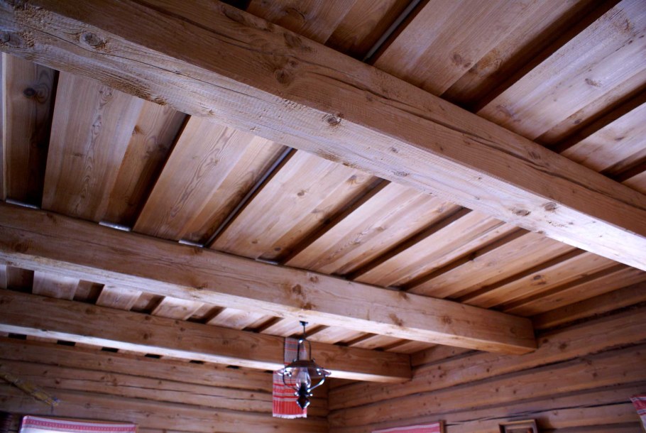 Натяжной потолок с балками