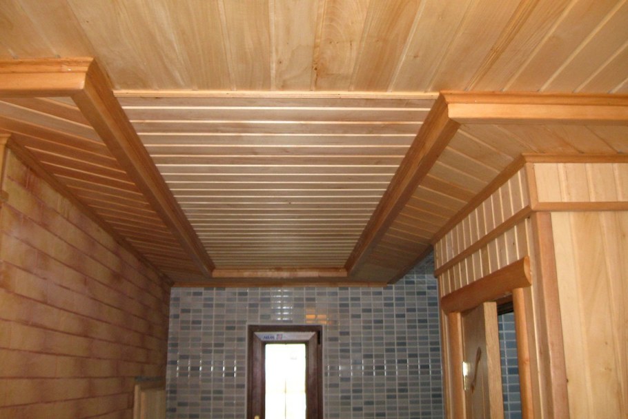 Отделка потолка в каркасном доме