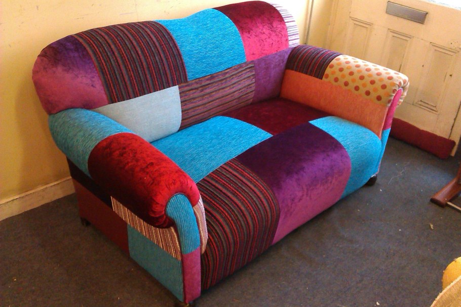 Заплатки на диване декоративные