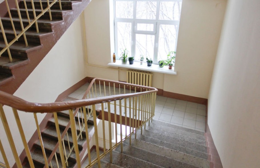 Белый подъезд