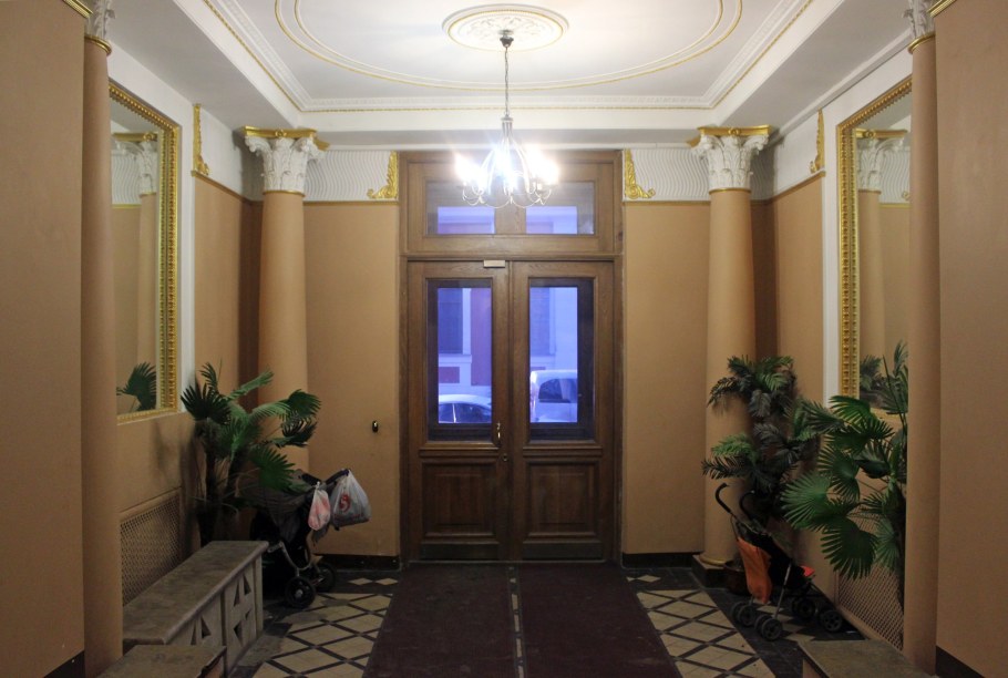 Бежевый подъезд