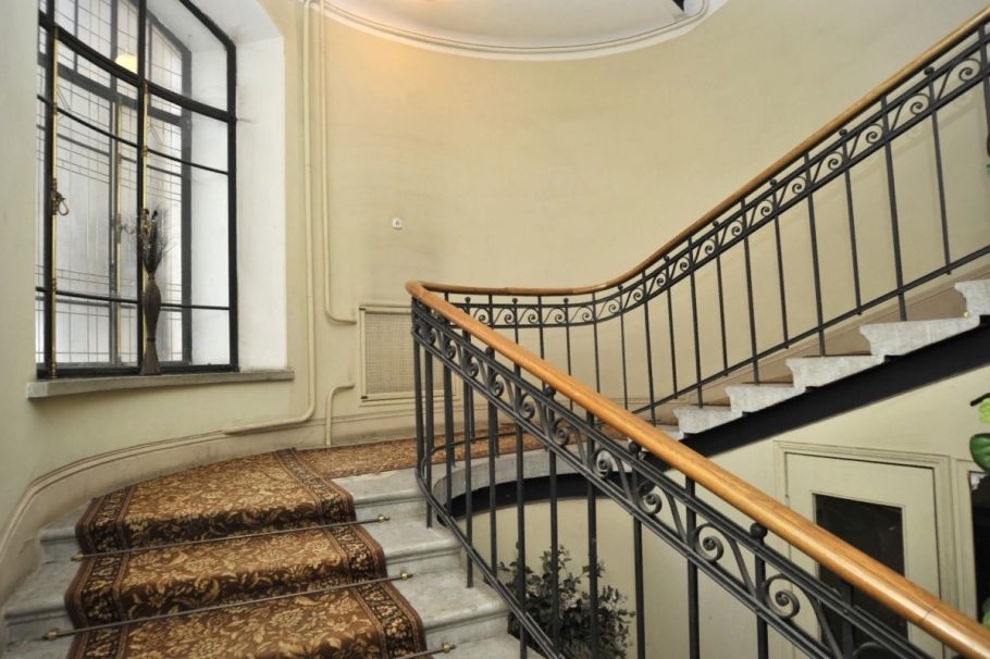 Деревянный подъезд после ремонта