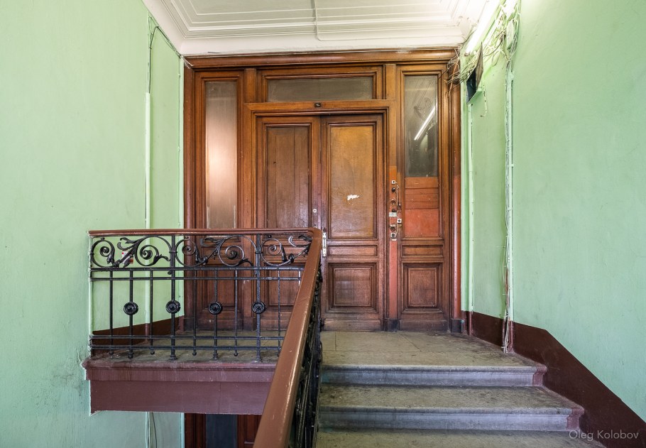 Подъезд с деревянной лестницей