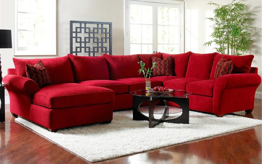 Красный диван