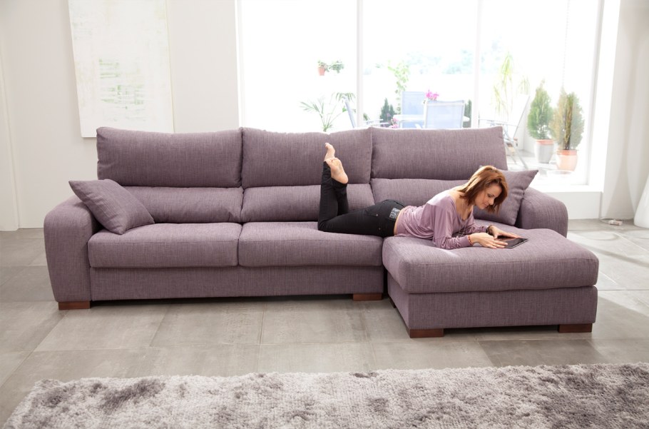 Диван лилового цвета