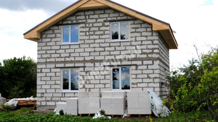 Двухэтажный домик из блоков