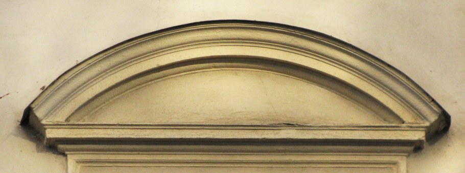 Двери с колоннами и капителями