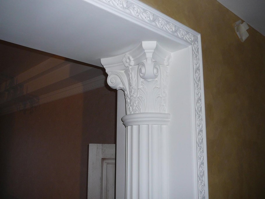 Потолочный плинтус в интерьере