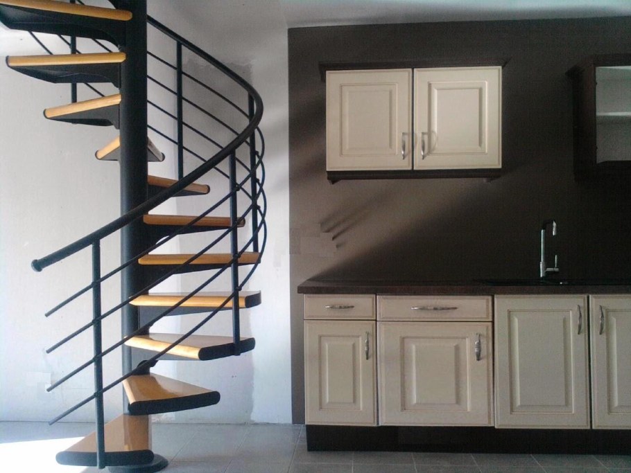 Винтовая лестница в узком пространстве