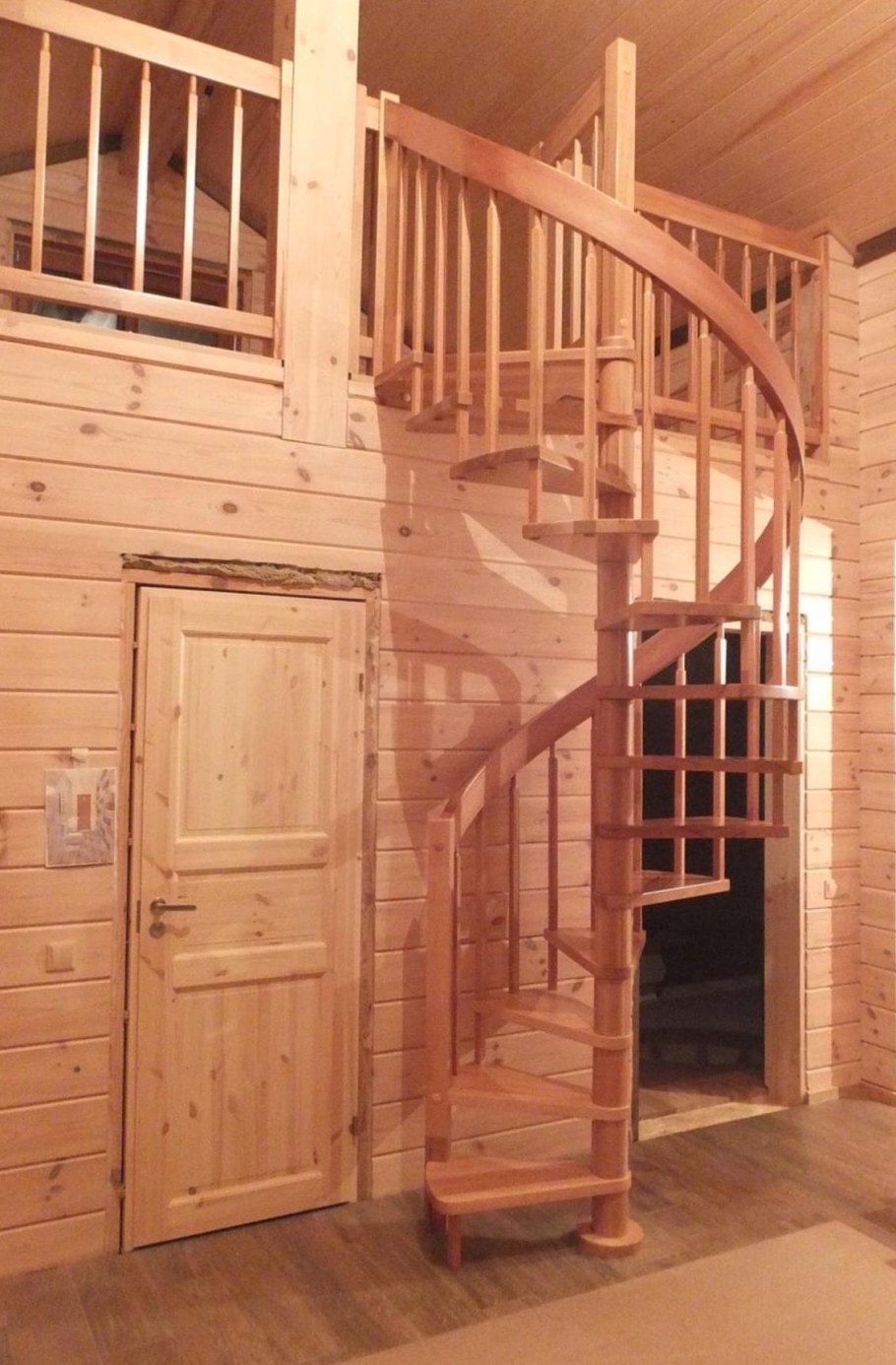 Винтовая лестница в деревянном доме
