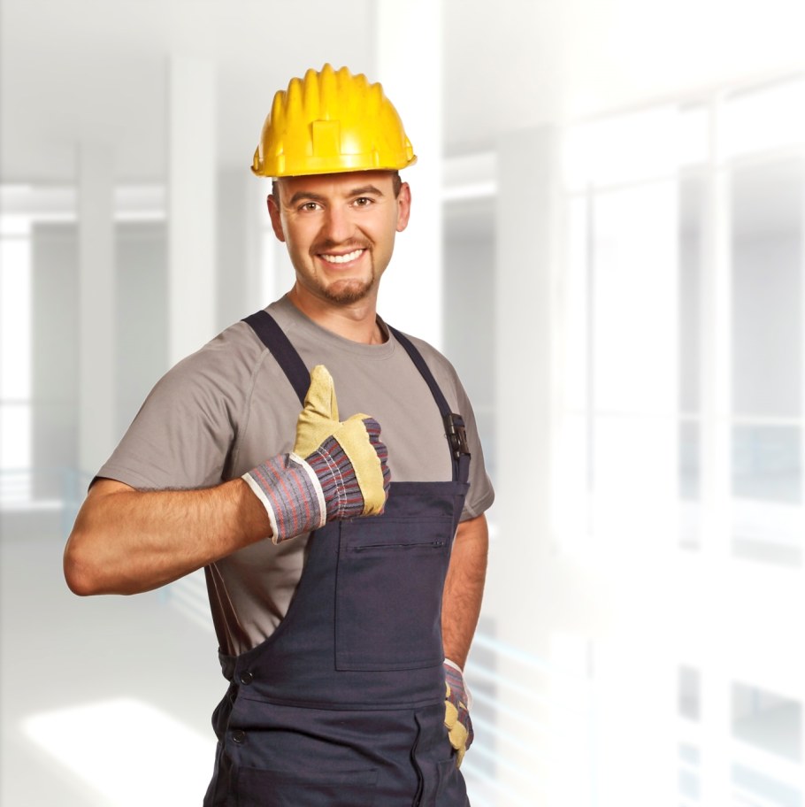 Мужчина в строительной каске