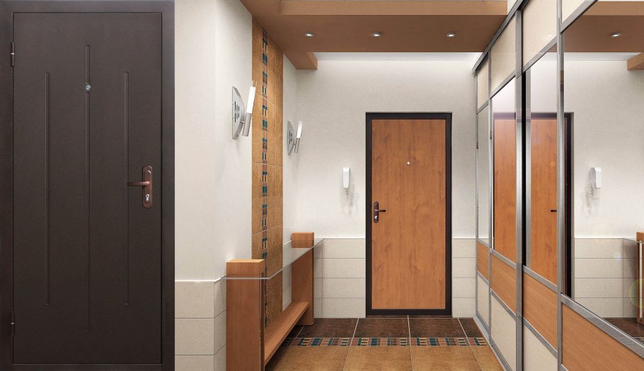 Входная дверь в маленькой прихожей