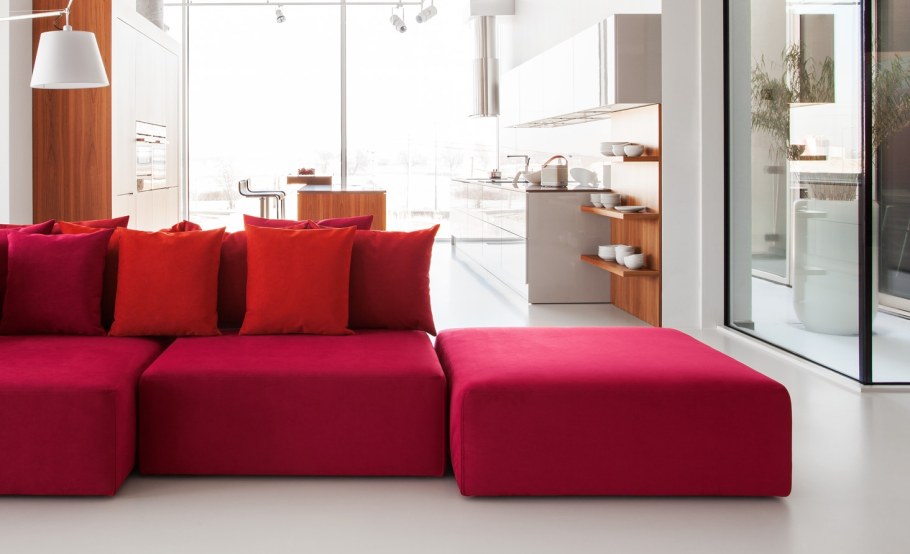 Бескаркасный диван красный