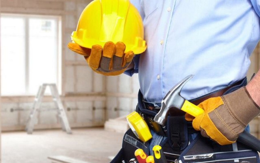 - Плотники-универсалы,- отделочники.