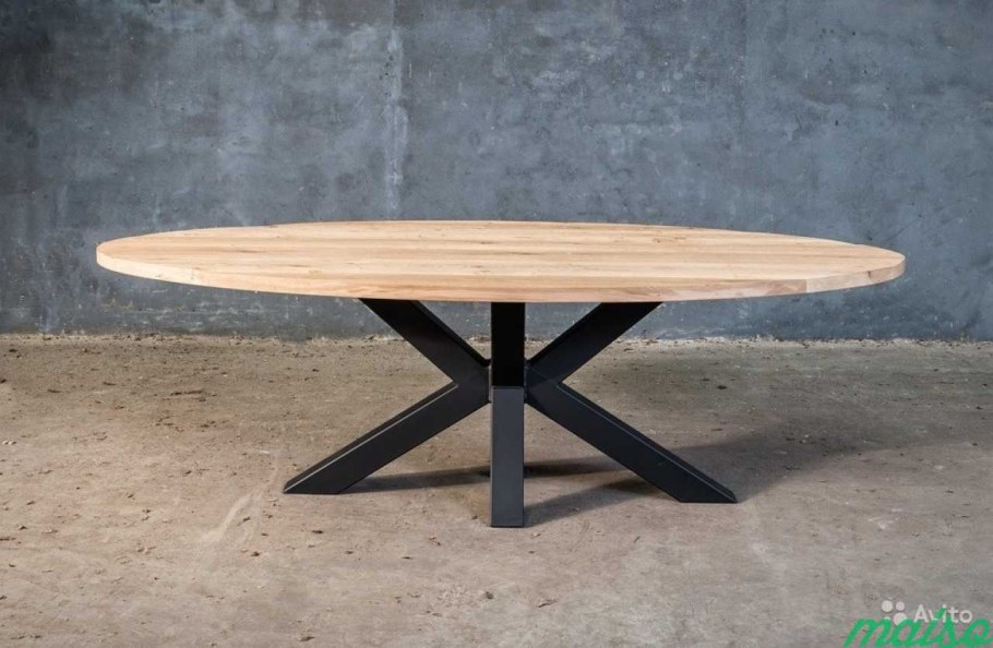 Стеклянный стол на деревянных ножках