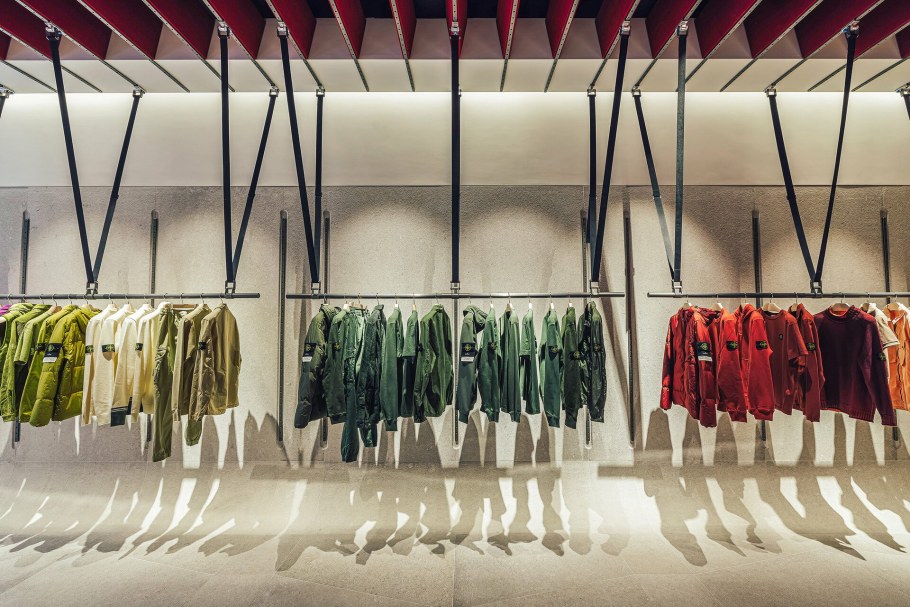 Стон Айленд на вешалке