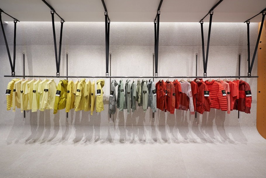 Стон Айленд на вешалке