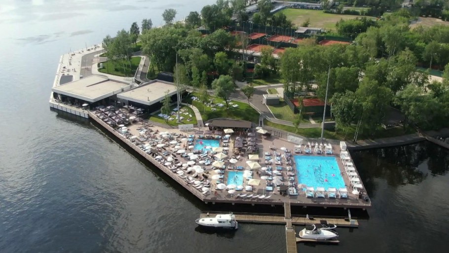 Бассейн в парке