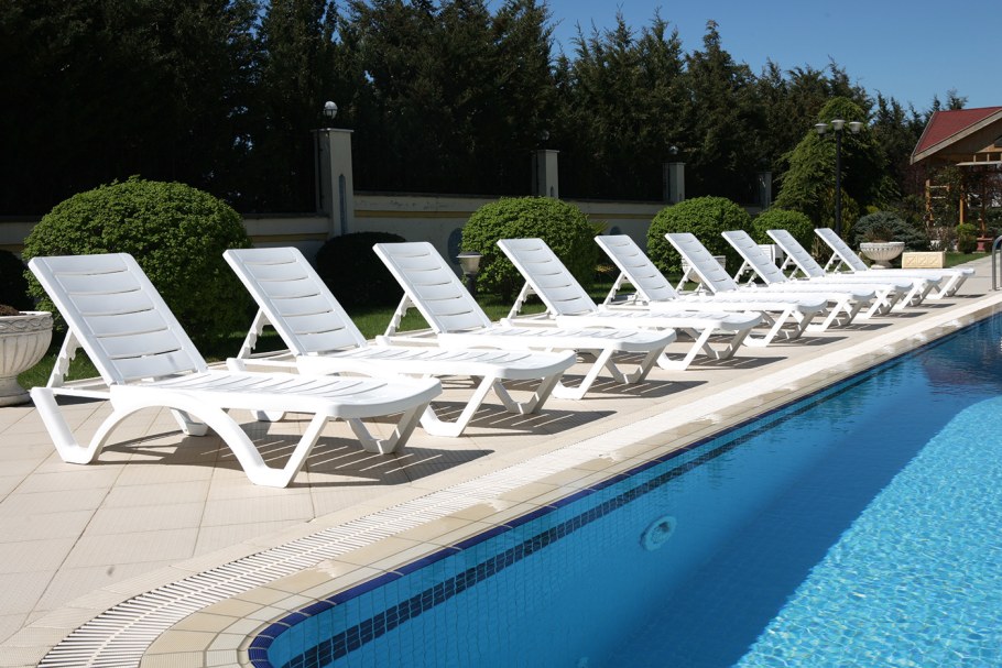 Лежак пластиковый Aqua Аква белый