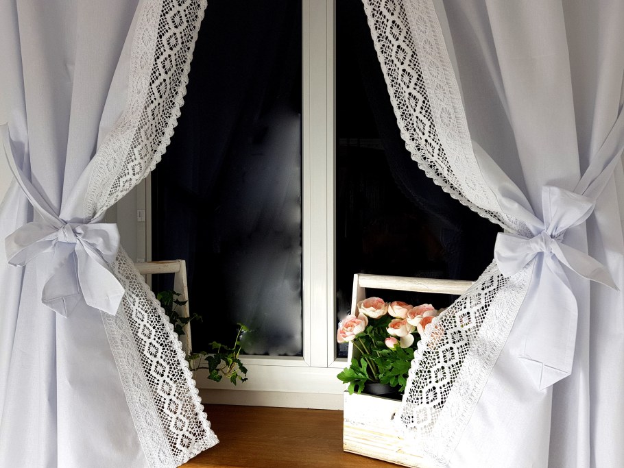 Кружевные шторы на даче
